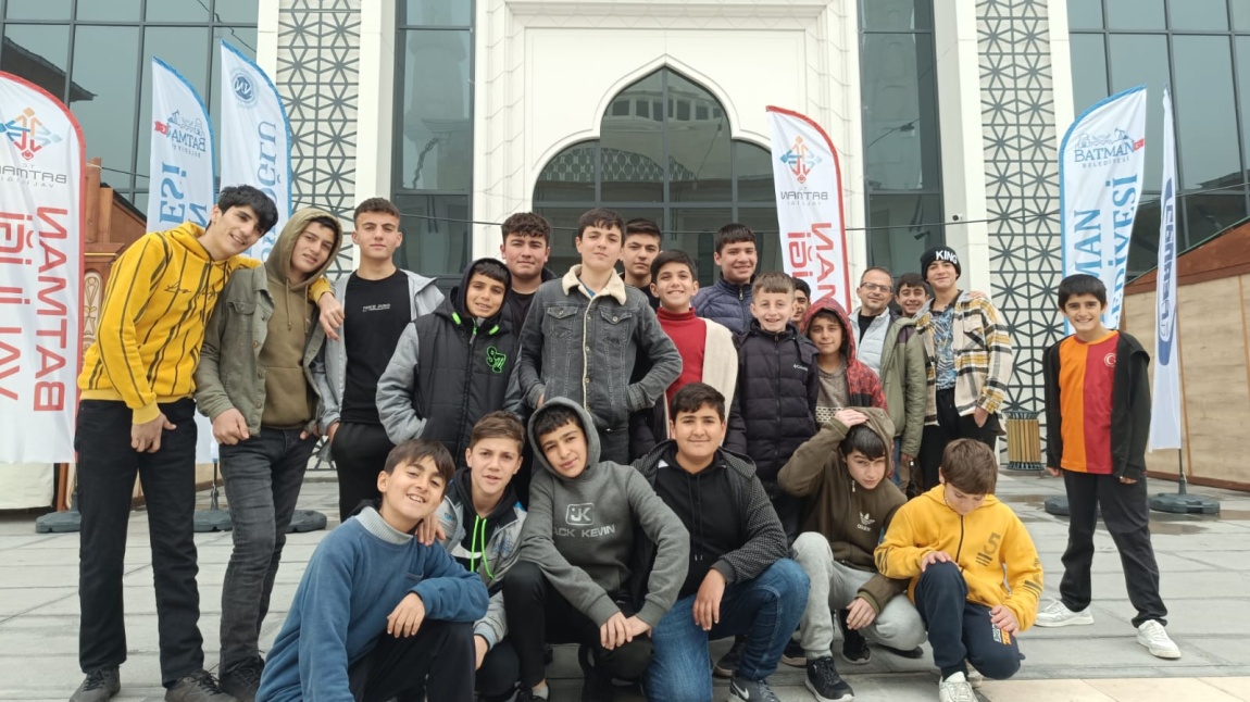 Ben De Varım Projesi Kapsamında Öğrencilerimiz Müze Gezisi ve Futbol Maçına Katıldı