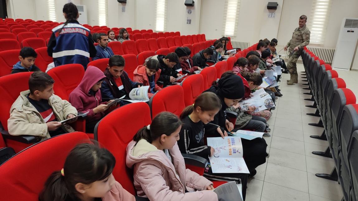 Jandarma Trafik Ekipleri Tarafından Öğrencilerimize Güvenli İnternet Kullanımı Semineri Verildi