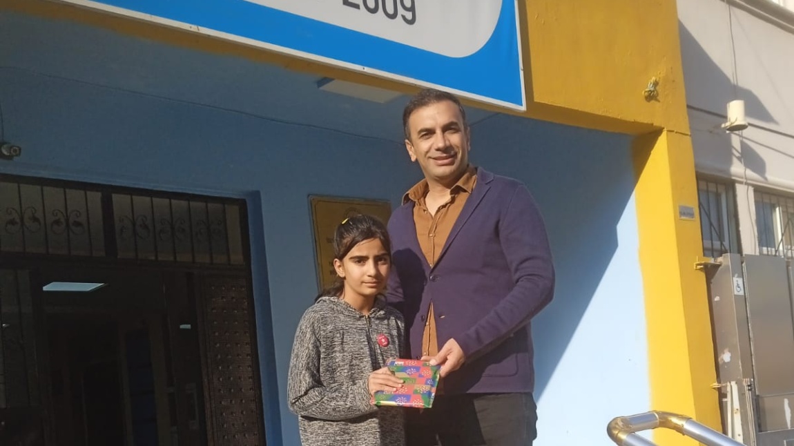 Sorumluluk Haftası Şampiyonumuz Asmin Yaşar Okul Müdürümüz Hamdi ÇELEBİ'den Ödülünü Aldı