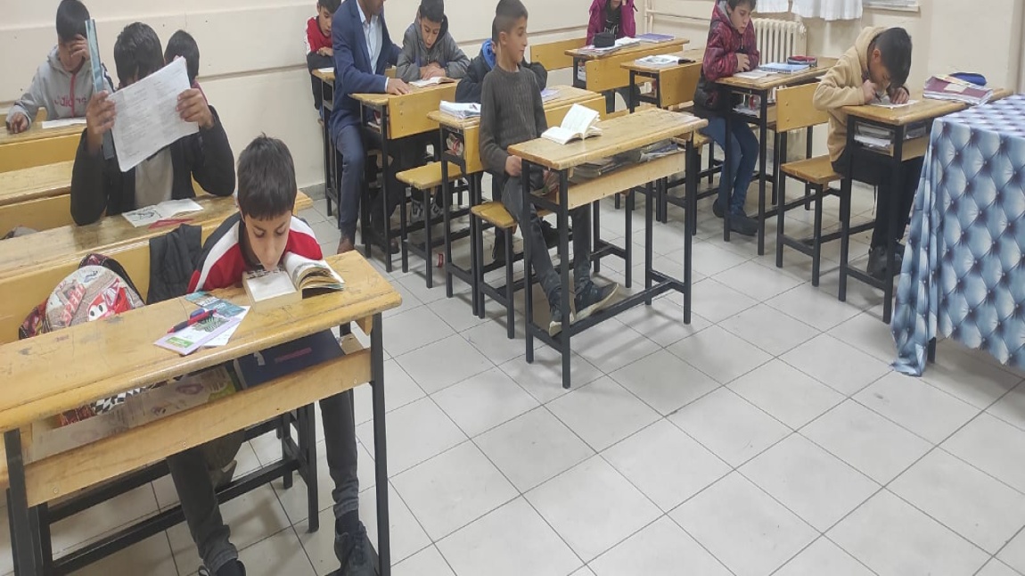 Yücebağ'da Okuma Yazma Bilmeyen Öğrencilerimize Yönelik Çalışmalarımız Devam Ediyor