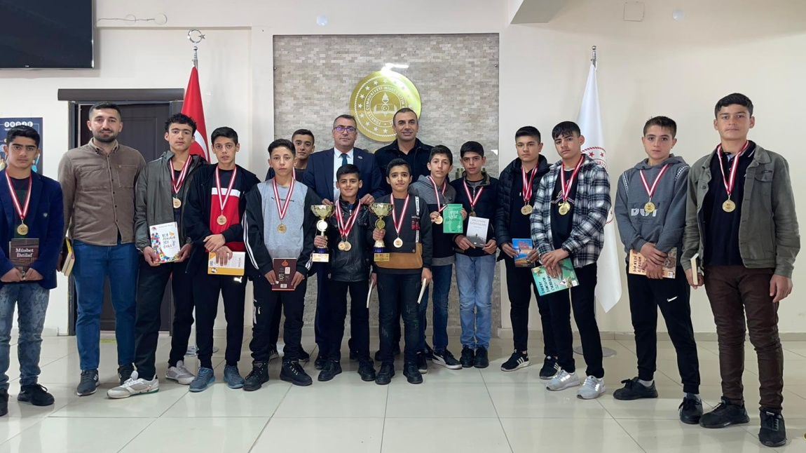 Çifte Kupalı Şampiyon Takımlarımızla İlçe Milli Eğitim Müdürümüz Veysi BOZKURT'U Ziyaret Ettik