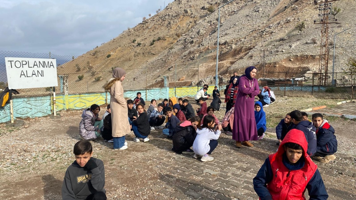 Deprem Tatbikatlarıyla Öğrencilerimizi Bilinçlendirmeye Devam Ediyoruz