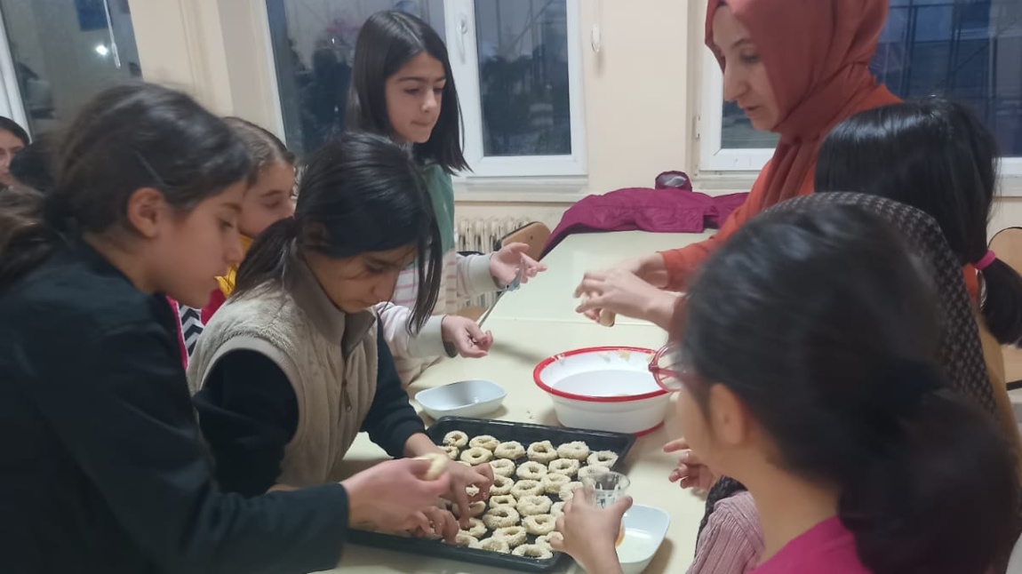 Berat Kandilinde Öğrencilerimizle Kandil Simidi Hazırladık