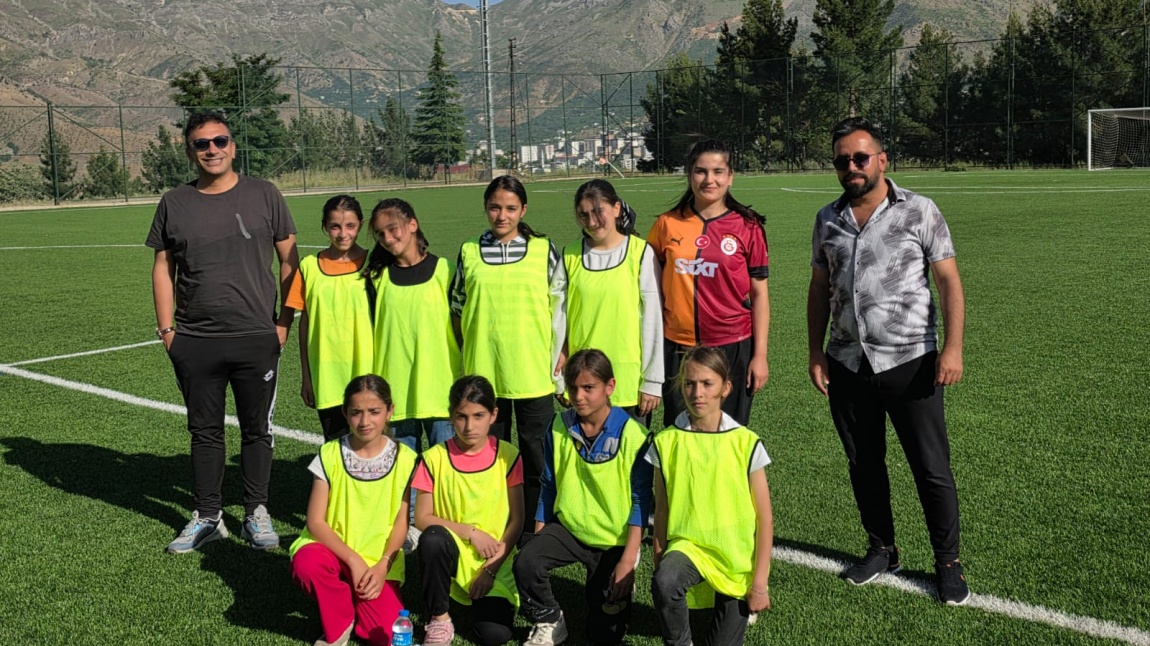 Kız Öğrencilerimiz ve Bayan Öğretmenlerimizden Unutulmaz Bir Futbol Maçı